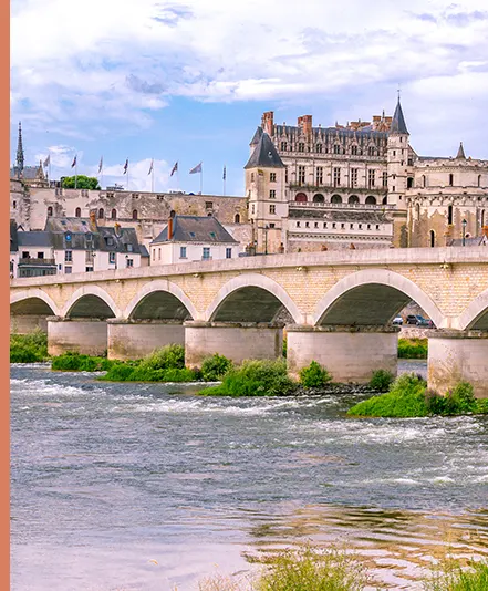 Une cite fluviale faconnee par son fleuve royal, la Loire